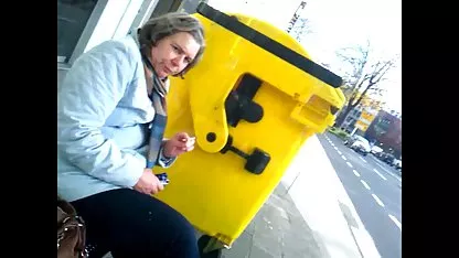 華やかな長い髪のティーンの返却は、裸にmasturbate 素人 オナニー えろ